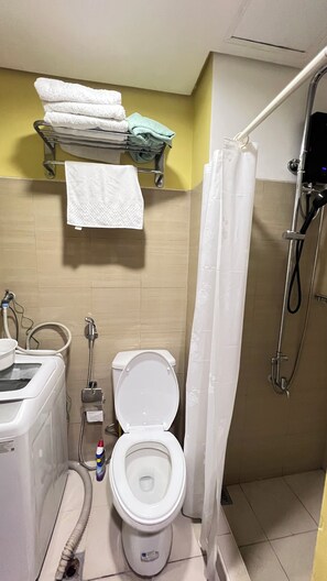 Bidet, serviettes fournies, papier toilette
