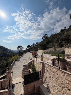 Property grounds - Air-conditioned studio with terrace, jacuzzi & parking - near Nice & Monaco (La Trinité)