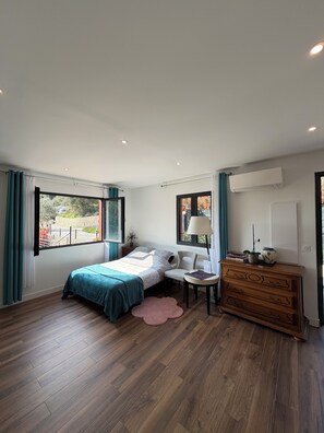 1 bedroom, iron/ironing board, travel cot, free WiFi - Air-conditioned studio with terrace, jacuzzi & parking - near Nice & Monaco (La Trinité)