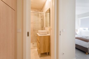 Sèche-cheveux, serviettes fournies, savon, papier toilette