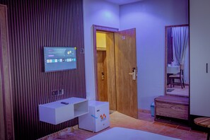 Desk, free WiFi - Hannan Residence (Abuja)