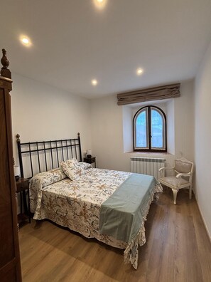 5 bedrooms, iron/ironing board, WiFi, bed sheets