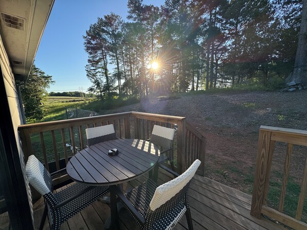 Outdoor dining - Charming 3-bedroom house with WiFi and AC in Auburn. Complete with a fire pit! (Auburn)