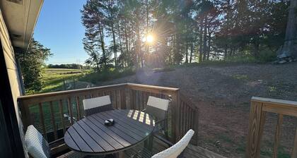 Charming 3-bedroom house with WiFi and AC in Auburn. Complete with a fire pit!