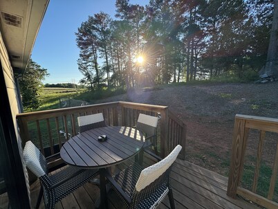 Charming 3-bedroom house with WiFi and AC in Auburn. Complete with a fire pit!