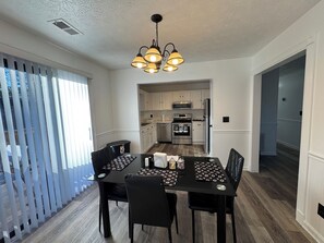 Dining - Charming 3-bedroom house with WiFi and AC in Auburn. Complete with a fire pit! (Auburn)