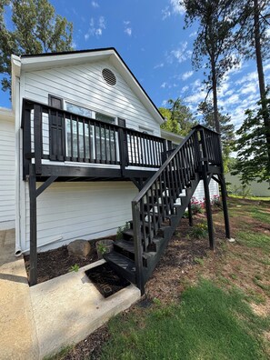 Exterior - Charming 3-bedroom house with WiFi and AC in Auburn. Complete with a fire pit! (Auburn)