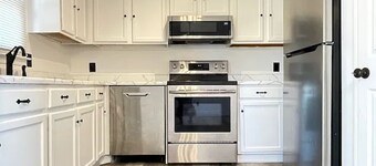 Charming 3-bedroom house with WiFi and AC in Auburn. Complete with a fire pit!