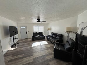 Smart TV, fireplace - Charming 3-bedroom house with WiFi and AC in Auburn. Complete with a fire pit! (Auburn)