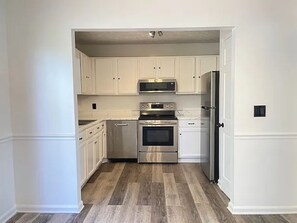 Microwave, oven, stovetop, dishwasher - Charming 3-bedroom house with WiFi and AC in Auburn. Complete with a fire pit! (Auburn)