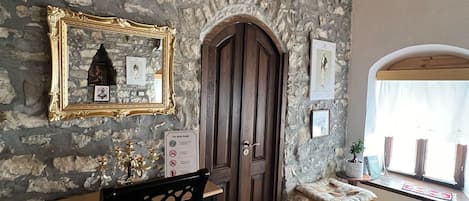 Escritorio, espacio para trabajar con laptop y wifi gratis