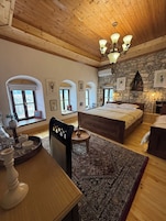 Deluxe-Dreibettzimmer, Stadtblick | Schreibtisch, laptopgeeigneter Arbeitsplatz, kostenloses WLAN