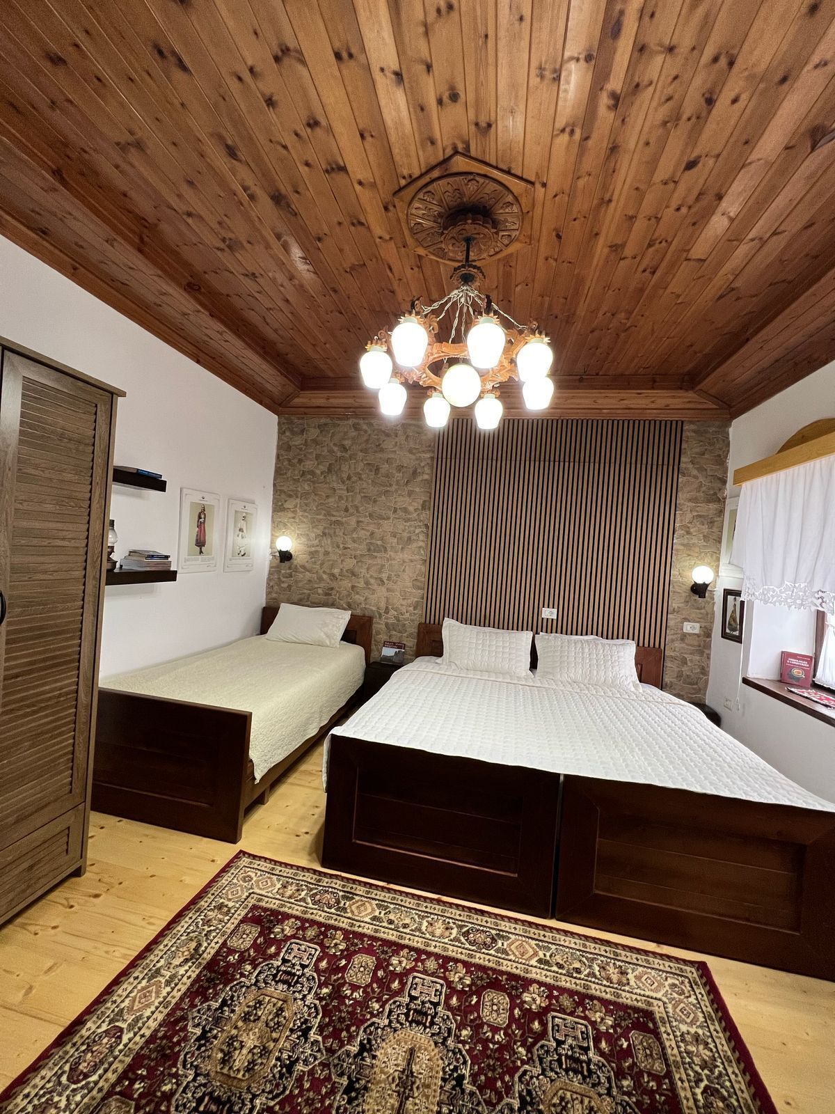 Escritorio, espacio para trabajar con laptop y wifi gratis 