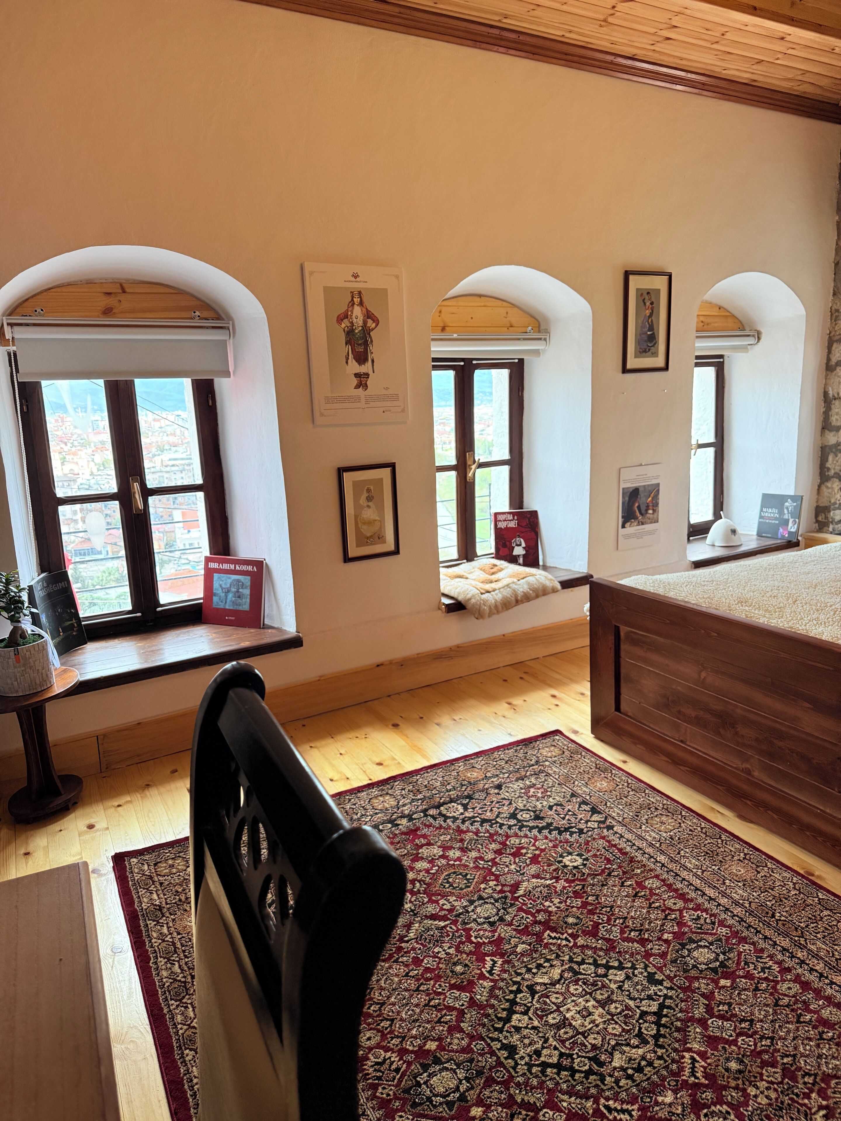 Deluxe trippelrum - utsikt mot staden | Skrivbord, arbetsyta för laptop och gratis wi-fi