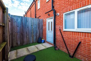 Property grounds - 3 Bed-sleeps 5-garden-parking (Liverpool)