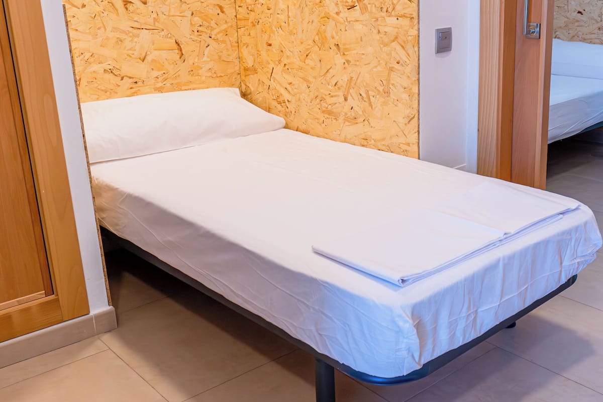 Kamar Triple Comfort | Meja kerja, ruang kerja ramah laptop, kedap suara, dan Wi-Fi gratis