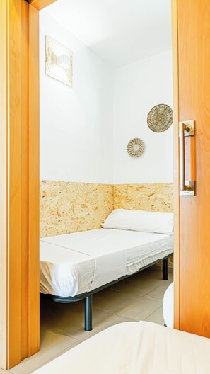 Comfort Triple Room | Individually decorated, desk, laptop workspace, soundproofing - Albergue Las Salinas (San Pedro del Pinatar)