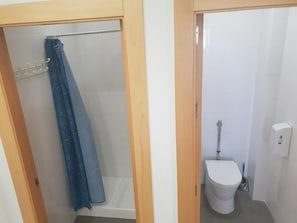 Dusche, Seife, Shampoo, Toilettenpapier