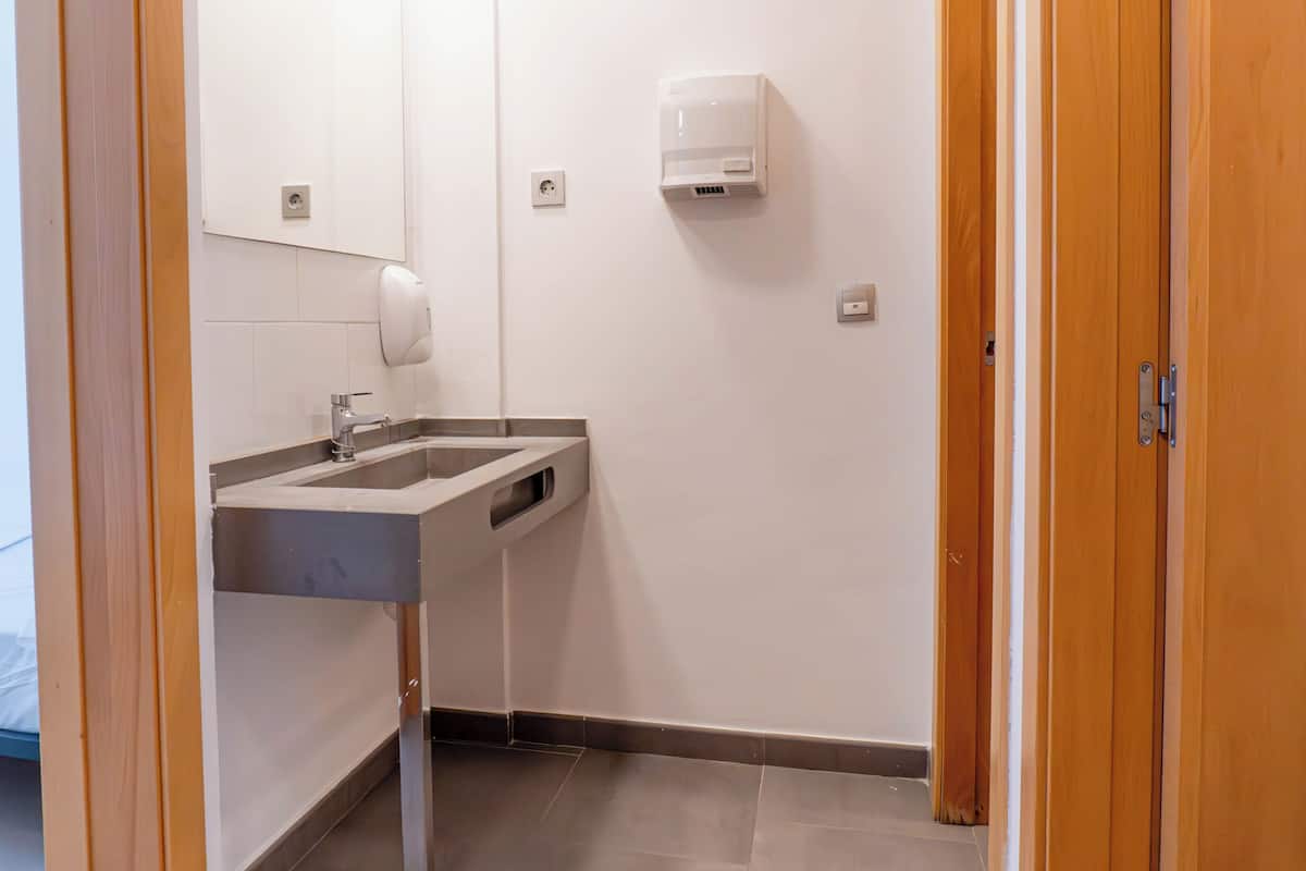 Skrivbord, arbetsyta för laptop, ljudisolering och gratis wi-fi