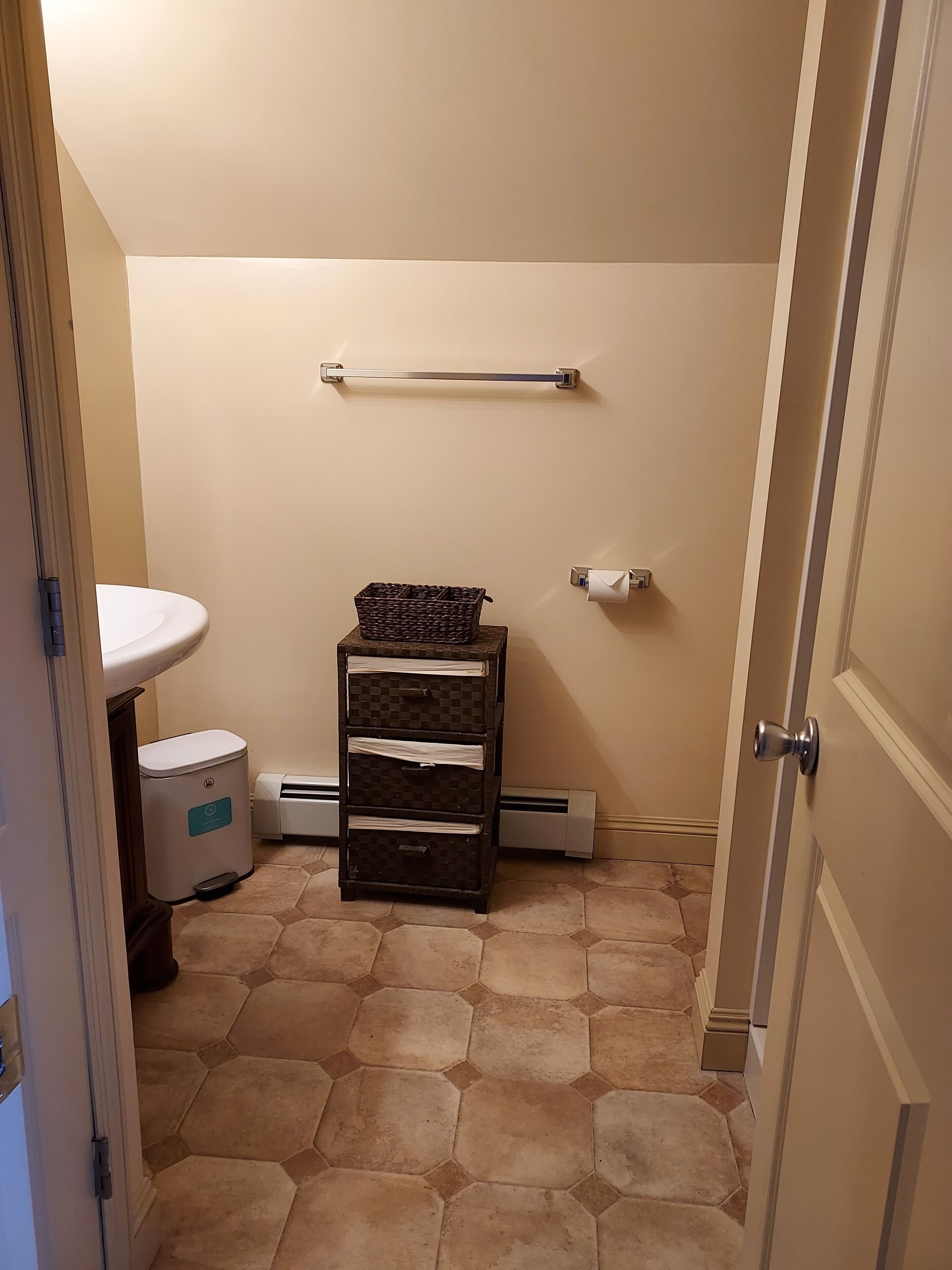 Ducha, secador de pelo, toallas y jabón