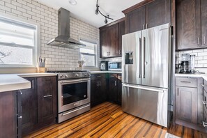 Microondas, horno, placa de cocina, lavavajillas