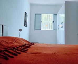 1 室のベッドルーム、デスク、アイロン / アイロン台、WiFi (無料)