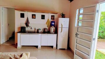 Frigorífico, microondas, hervidor eléctrico y utensilios de cocina