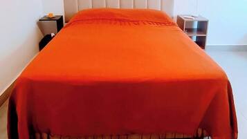 1 dormitorio, escritorio, tabla de planchar con plancha y wifi gratis