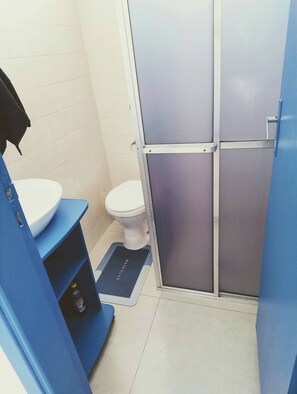 シャワー、ヘアドライヤー、タオル、石鹸