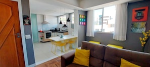 Apartamento conforto | Área de estar | Smart TV 40 cm com canais digitais, Netflix, serviços de streaming