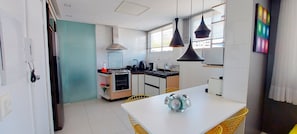 Apartamento conforto | Cozinha privada | Geladeira, micro-ondas, fogão, cafeteira/chaleira