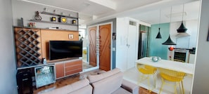 Comfort Apartment | Living area | 40-cm Smart TV with digital channels, Netflix, streaming services - COBAR0110 - Edifício Beta (Salvador)