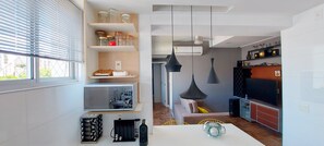 舒适公寓 | 起居区 | 40-厘米智能电视(配备数码频道)、Netflix、流媒体服务