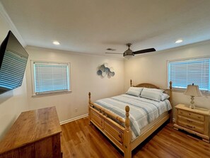 3 slaapkamers, een strijkplank/strijkijzer, gratis wifi, beddengoed