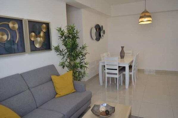 Departamento Confort, balcón, vista a la ciudad | Área de sala de estar