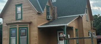 110 year old Renovated farm house in the heart of Cawcker city