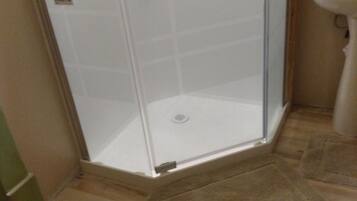 Douche, serviettes fournies, savon