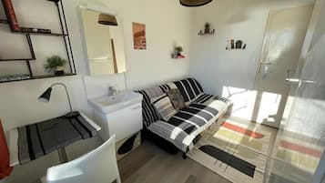 Dormitorio compartido, 1 habitación | Área de sala de estar | Libros
