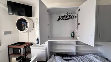 Shared Dormitory, 1 Bedroom, Garden View | Laundry