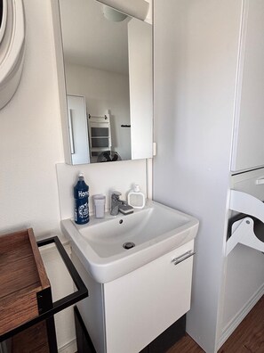 Shared Dormitory, 1 Bedroom, Garden View | Miscellaneous - Room-lake View Room in Pully With Washin (Pully)