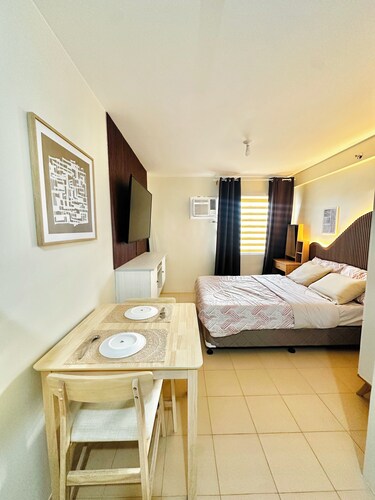 Modest Condo Getaway, Sea & City Access