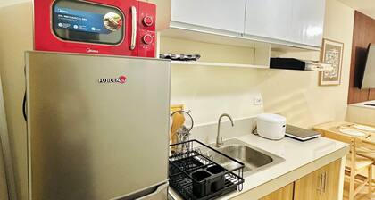 Modest Condo Getaway, Sea & City Access