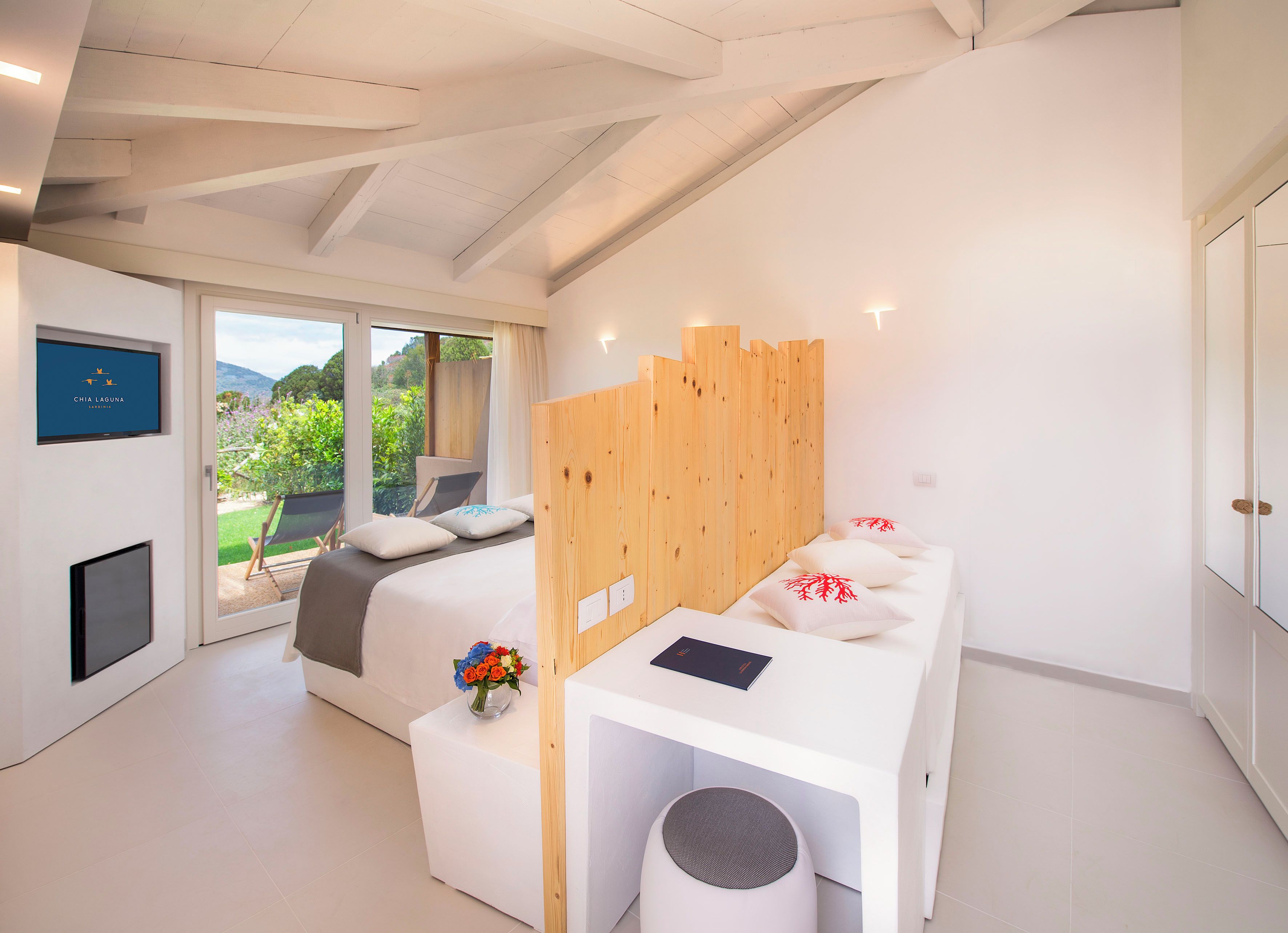 Une chambre moderne avec un lit, un bureau et une vue sur l’extérieur.