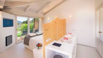 Une chambre moderne avec un lit, un bureau et une vue sur l’extérieur.