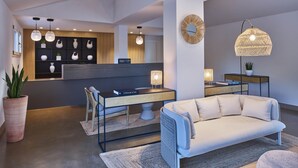 Un salon moderne avec un canapé, un bureau et une bibliothèque.