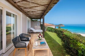 Room - Baia di Chia Resort Sardinia, Curio Collection (Domus de Maria)