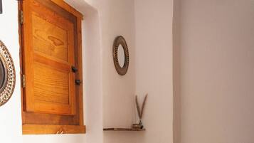 Een douche, een haardroger, handdoeken, zeep