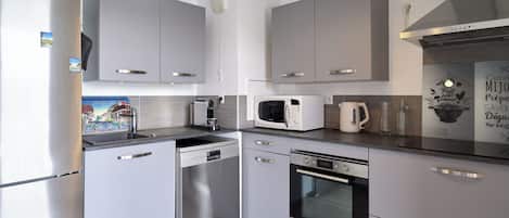 Four Ă micro-ondes, un four, surface de cuisson, lave-vaisselle