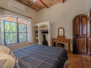 2 Schlafzimmer, Zimmersafe, Schreibtisch, Bügeleisen/Bügelbrett