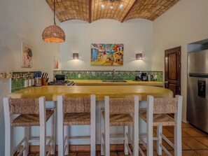 Kühlschrank, Ofen, Herdplatte, Wasserkocher mit Kaffee-/Teezubehör